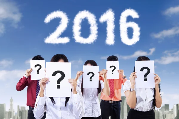 Ukjente personer med spørsmålstegn og nummer 2016 – stockfoto