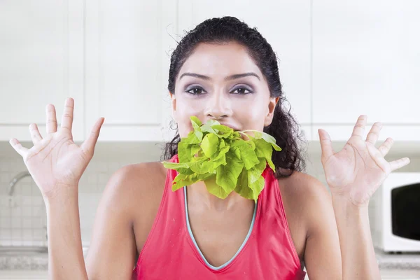 Donna mangia spinaci crudi — Foto Stock