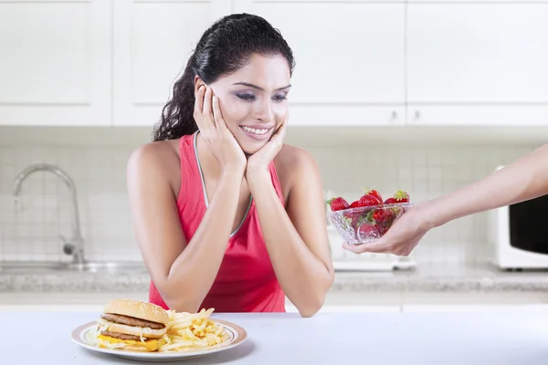 Kvinnan vill ha jordgubb snarare än burger — Stockfoto
