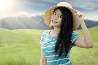 Doğada şapkalı güzel modeli