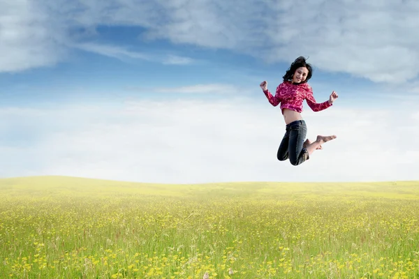 Asiatische Frau springt in die Natur — Stockfoto