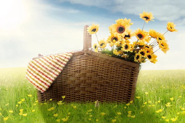 Picknickkorb mit Stoff und Sonnenblumen — Stockfoto