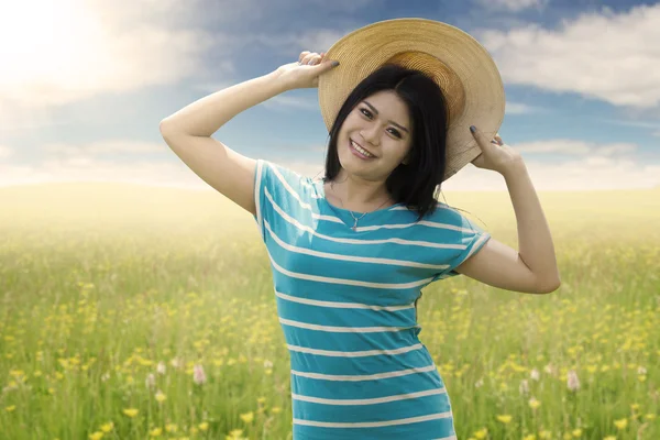 Bonita modelo feminina com chapéu no prado — Fotografia de Stock