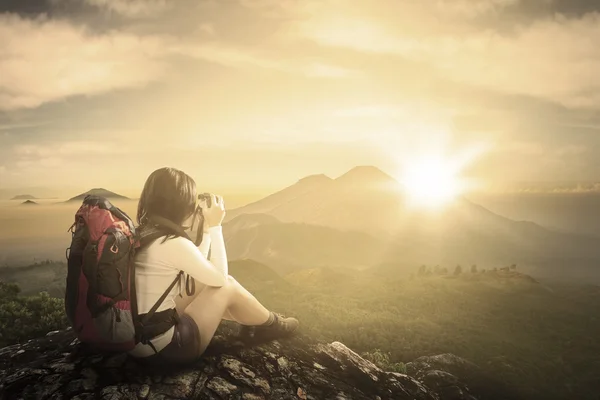 Reisender fotografiert am Berg — Stockfoto