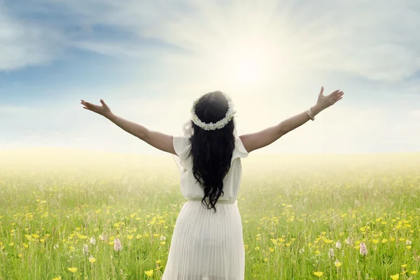 Femme avec les mains tendues sur la prairie — Photo