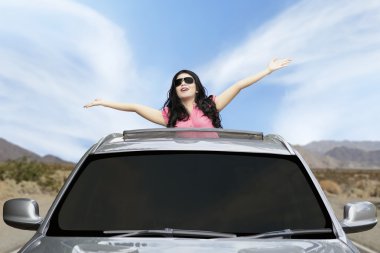 Mutlu kadın sunroof ellerde ortaya çıkar.
