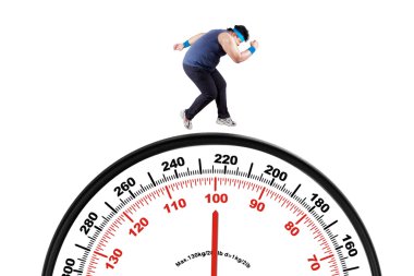 Obez kişinin ölçek üzerinde çalışan