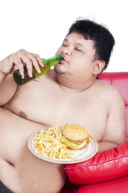 Kilolu kişi zevk hamburger ve bira
