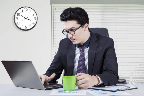 Empleado árabe trabaja horas extra en la oficina —  Fotos de Stock