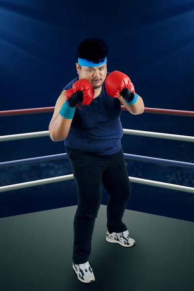 Großer Mann im Boxring — Stockfoto