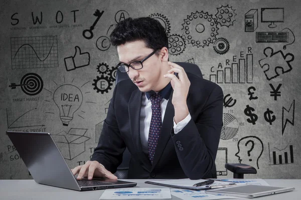 Empresário concentrando-se para trabalhar com laptop — Fotografia de Stock