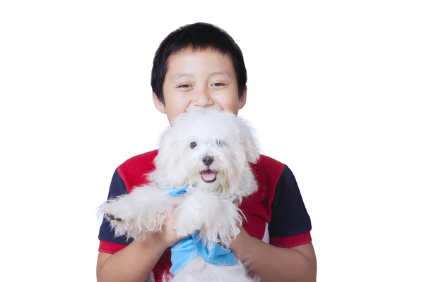 Mignon asiatique garçon tient maltais chien — Photo