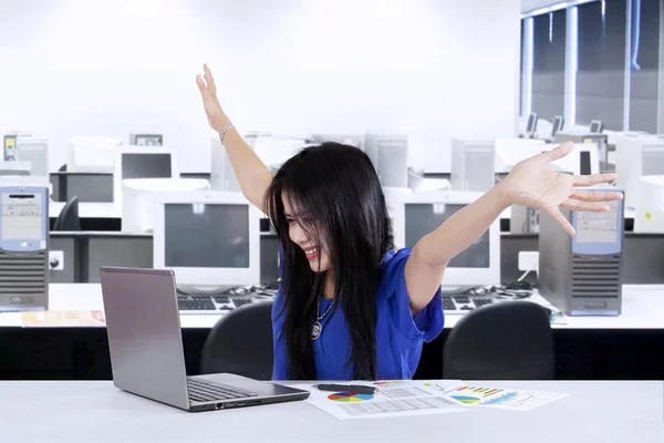 Entrepreneur celebrate her accomplishment — Stock Photo, Image