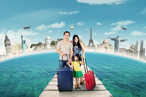 Família fazer uma viagem para o monumento mundial — Fotografia de Stock