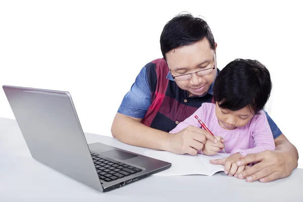 Mädchen macht Schulauftrag mit Papa — Stockfoto