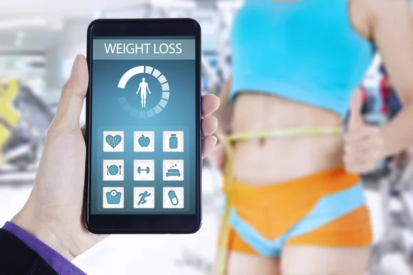 健康アプリ、成功した女性は、重量を失う — ストック写真