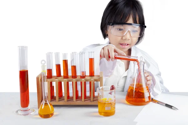 Niña haciendo investigación —  Fotos de Stock