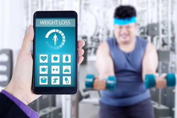 Vikt förlust app och övervikt person — Stockfoto