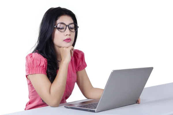 Trabajador buscando portátil en el escritorio — Foto de Stock