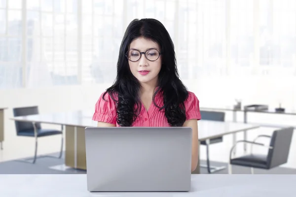 Travailleur aux cheveux longs travaillant au bureau — Photo