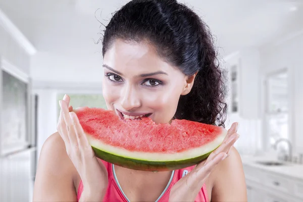 Mujer joven come rebanada de sandía —  Fotos de Stock