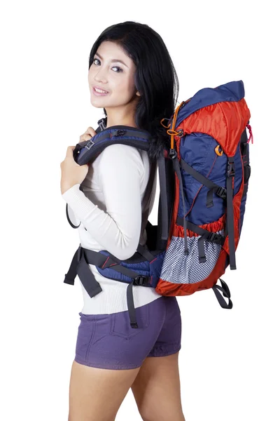 Young woman with hiking bag in studio — Stock Photo, Image