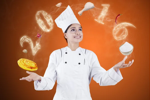 Жіночий шеф-кухар жонглювання зі стравами — стокове фото