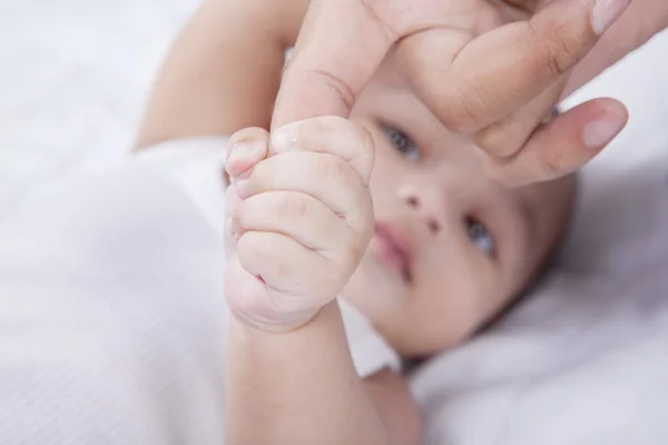 Şirin Bebek babalar elini tutarak — Stok fotoğraf