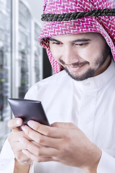 Imprenditore arabo messaggistica sul cellulare — Foto Stock