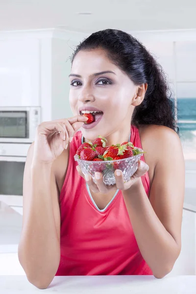 Donna indiana sana godere di fragola — Foto Stock