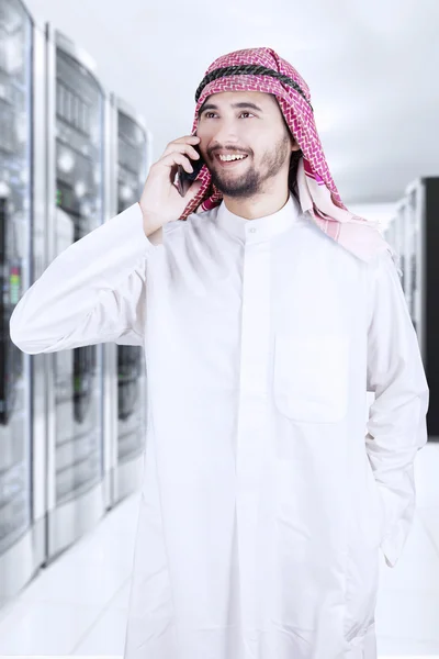 Arabský dělník mluví na telefonu — Stock fotografie