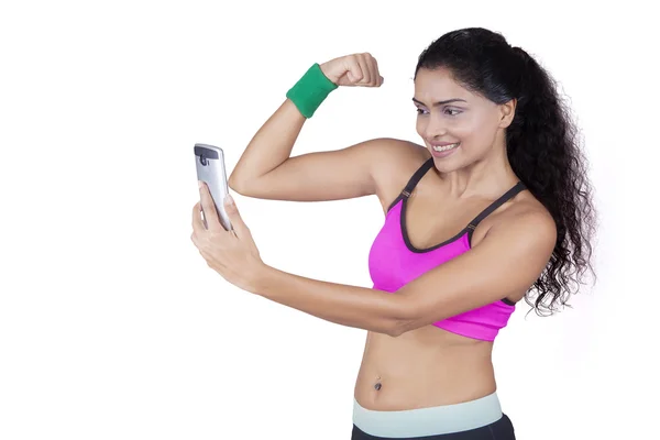 Atleta femenina tomando foto selfie — Foto de Stock