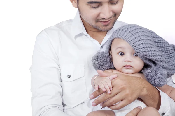 Glücklicher Vater hält sein Baby — Stockfoto