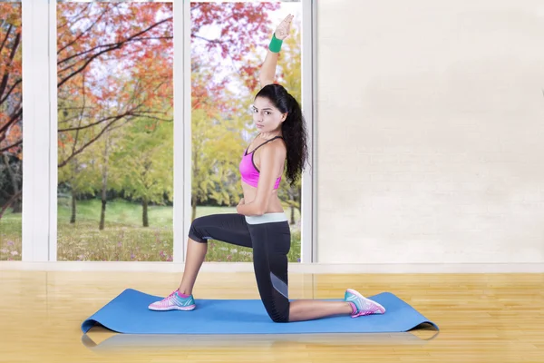Idrottsman gör yoga träning hemma — Stockfoto
