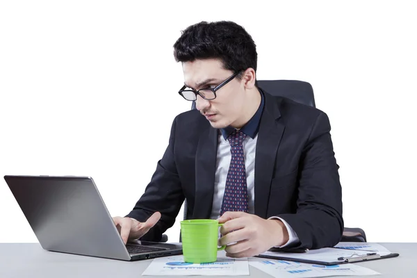 Arabian worker working while enjoy coffee — Stock Photo, Image