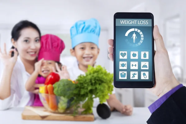 Familia sana y aplicación de pérdida de peso — Foto de Stock