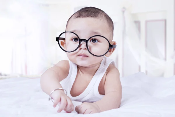 Lindo bebé niño usando gafas — Foto de Stock