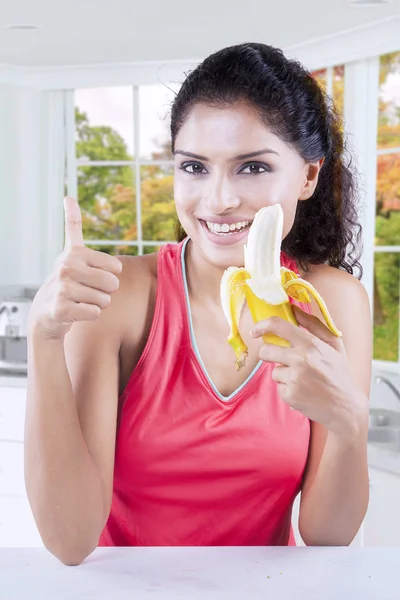 Aziatische vrouw met banaan — Stockfoto