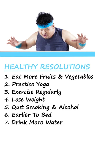 Homem olha para a lista de resoluções saudáveis — Fotografia de Stock
