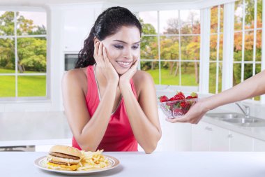 Genç model taze çilek arıyorsunuz