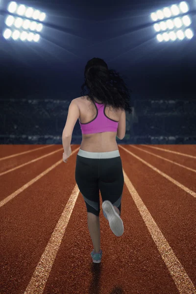 Entraînement de jeune coureur dans le stade — Photo