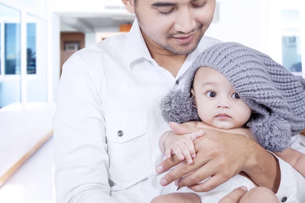 Ayah muda jaga bayinya. — Stok Foto