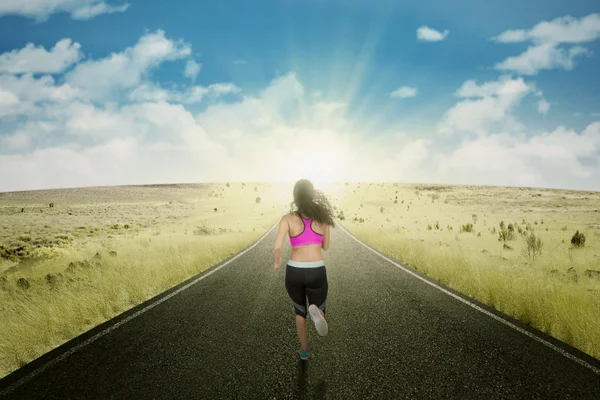 Entraînement d'athlète coureur sur la route — Photo