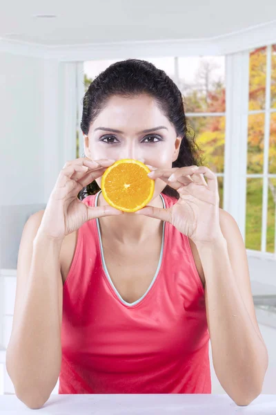 Modelo bonito detém peça laranja — Fotografia de Stock