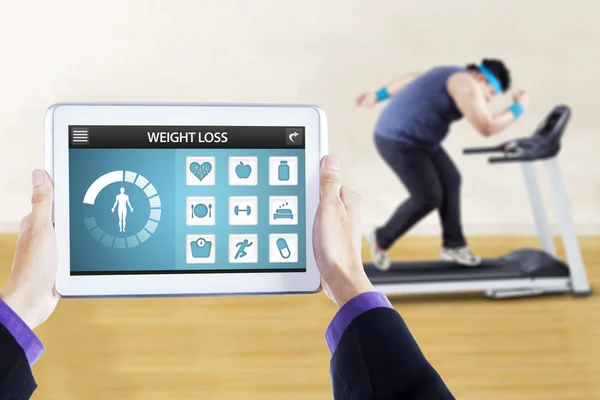 आदमी के साथ वजन घटाने ऐप व्यायाम कर रहा है — स्टॉक फ़ोटो, इमेज