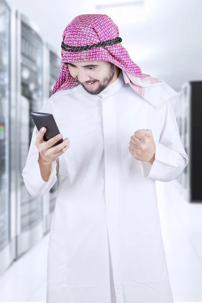 Entrepreneur musulman utilisant un téléphone portable — Photo