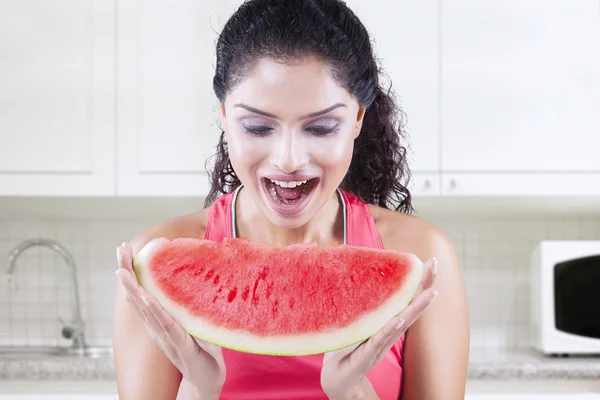Fiatal nő eszik darab görögdinnye — Stock Fotó