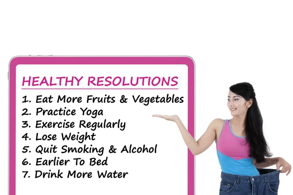 Woman shows the list of healthy resolutions — Stock Photo, Image