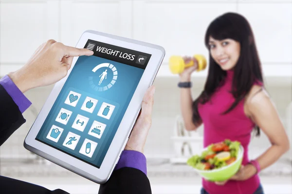 Gewicht verlies app en gezonde vrouw houdt salade — Stockfoto