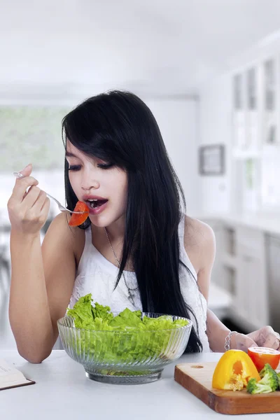 Güzel model salata bir kase yiyor — Stok fotoğraf
